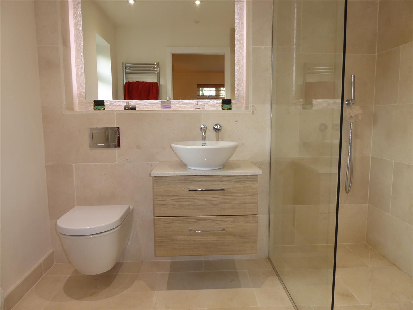 EN SUITE SHOWER ROOM